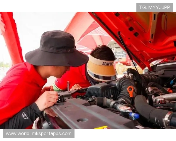 拉力车队进行碎石路段训练，车辆稳定性增强